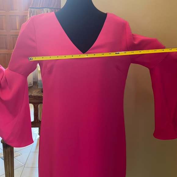 Straight-cut mini. bell sleeves. V-neck/back/tie. - Picture 5 of 6